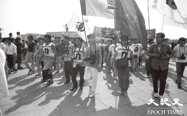 學生遊行隊伍衝破士兵人牆阻攔，繼續平和遊行至天安門廣場。