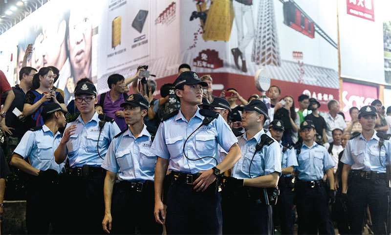 1970年代，香港貪腐案發率80％涉及基層警察和政府公務員，在港督發布了著名的反腐特赦令後，香港就轉型為法治社會。（AFP）