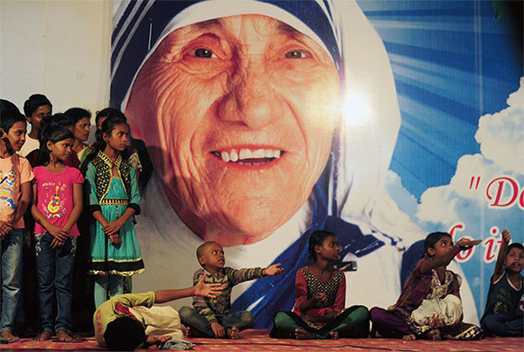 榮獲諾貝爾和平獎的德蕾莎修女（Mother Teresa），一生服務於傳染病患者，直到走完102年的人生之路。（AFP）
