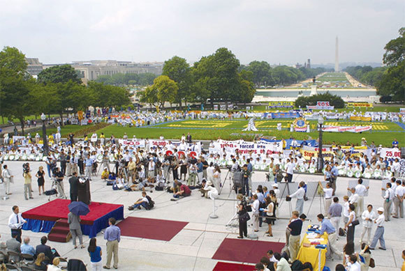 參加「全球SOS營救之旅」的法輪功學員2001年7月19日匯聚美國首都華盛頓DC，呼籲制止中共迫害，營救遭迫害的法輪功學員。（大紀元資料室）
