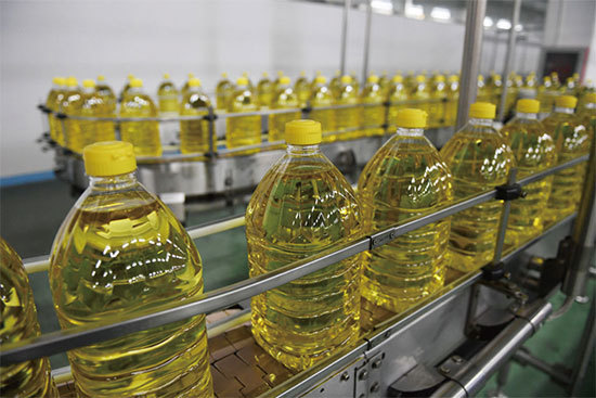 北京市突然調控糧油供應與價格波動，顯示大陸糧食危機告急。圖為河北省三河市一家豆油加工廠。（AFP）