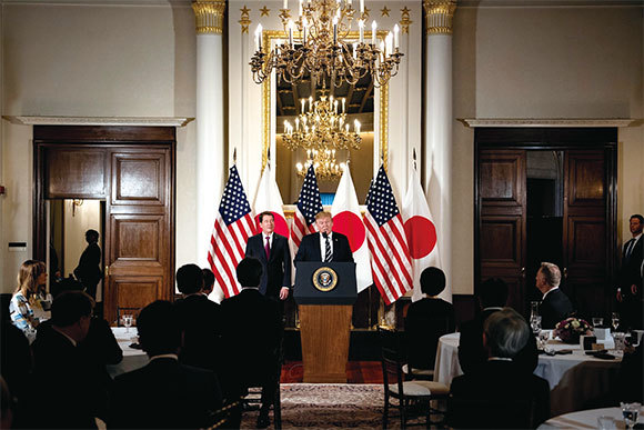 很多日企宣布將貫徹美國的輸出限制令，中止與中方的交易。圖為5月25日特朗普在東京與日本商界領袖會晤。（Getty Images）