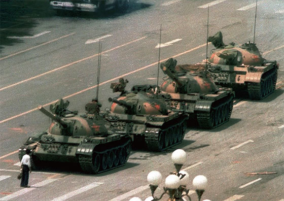 2016年11月17日，美國《時代》雜誌發布百張最有影響力新聞照片，青年王維林隻身阻擋共軍坦克車隊的絕照，成為個人抵抗強權的標誌。（全球紀念六四委員會）