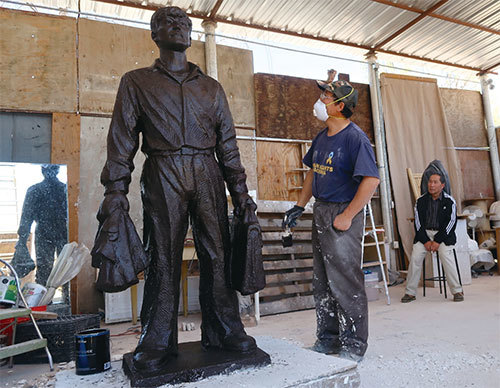 陳維明創作的全球首座「王維林擋坦克」雕塑像預計於2019年「六四」紀念日在美國洛杉磯「自由雕塑公園」與觀眾見面。（徐綉惠／大紀元）