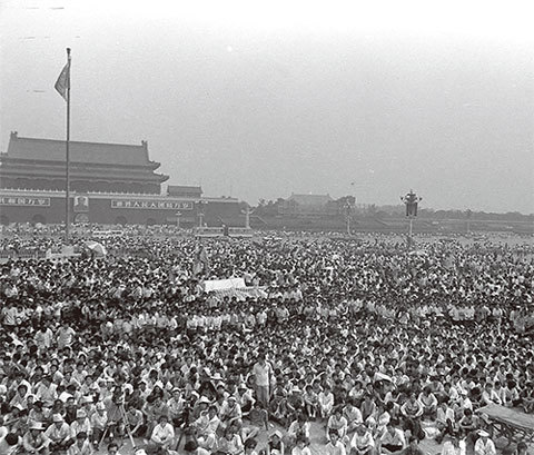1989年6月4日前，北京學生抗議中共打壓，反腐敗要民主，發起絕食，得到廣大民眾的支援。