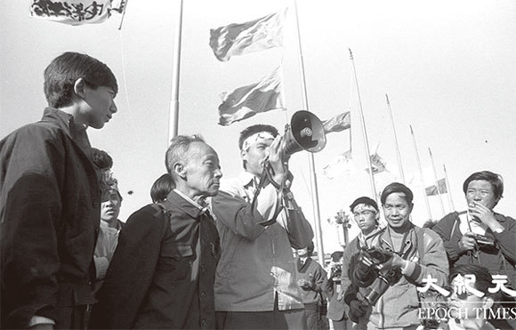 1989年「六四」前，北京學生抗議中共打壓，反腐敗要民主，發起絕食。
