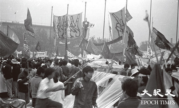 「六四」前北京學生抗議中共打壓，反腐敗要民主，發起絕食，製作「V」字幡幅，表達必勝信念，得到廣大民眾的支持。