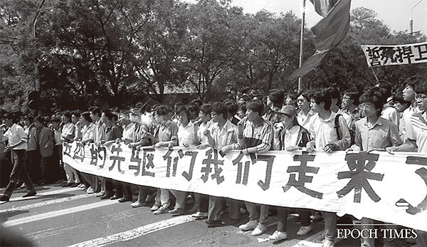 1998年5月13日300多名絕食學生在上千支持學生的護送下到達天安門廣場，進行絕食宣誓，得到廣大民眾的支持。