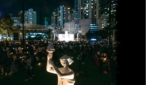 今年6月4日香港維園舉行六四燭光悼念30周年晚會，支聯會宣布有18萬人參加，為雨傘運動後最多人參加。（AFP）