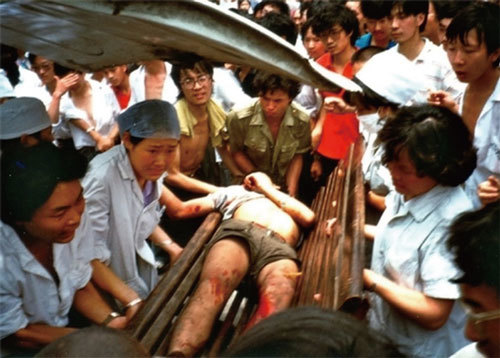 中共「六四」屠城30周年之際，時任中共《解放軍報》記者的江林披露，很多人拉著平板車，車上都是受傷的人，滿臉、身上都是血。她說，他們「一路上看到的太慘了」。（六四檔案）