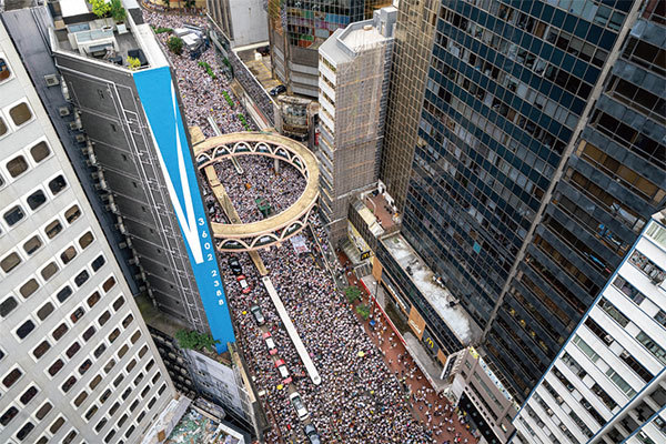 香港民間人權陣線6月9日發起反惡法遊行，高達103萬人參與，創1997年後之最。在高空可見，參加遊行的市民布滿整個銅鑼灣。（李逸／大紀元）