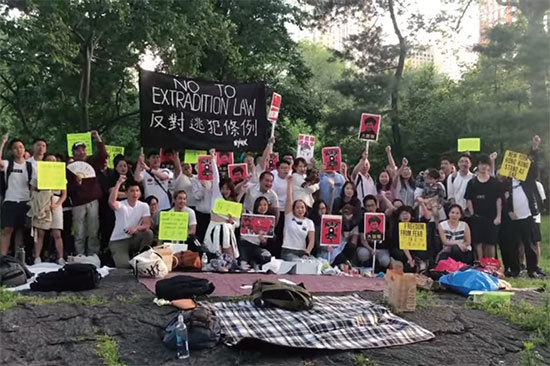 數十名旅居紐約的港人11日在中央公園野餐集會，參與「全球集氣反送中」（Global Solidarity with Hong Kong），聲援港人抵制《逃犯條例》。 （視頻截圖）
