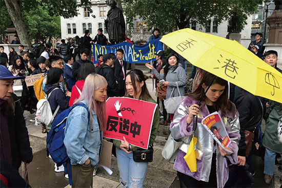 12日，四百多名旅英港人和支持香港民眾的外國人在倫敦舉辦遊行集會聲援香港。（唐詩韻／大紀元）