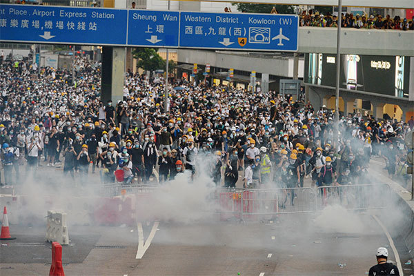 香港「反送中」示威衝突升高，警方12日下午在立法會旁對示威者施放至少10枚催淚瓦斯和多次射擊橡膠彈，造成多人受傷。（宋碧龍／大紀元）