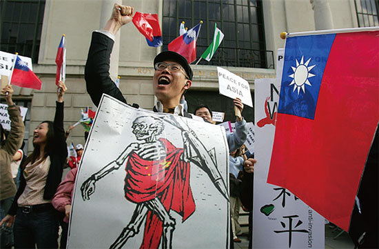 上天為世界留下了一個寶島——臺灣，讓它免受中共「紅色恐怖」的糟蹋。這只能解釋為天意！圖為2005年3月26日臺灣人在中國駐倫敦大使館外抗議中共「反分裂國家法」。（AFP）