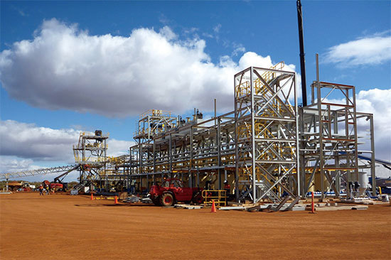 為減少對中國稀土的依賴，美國德州藍線集團與澳洲林納斯集團簽署加工成產稀土的備忘錄。圖為2010年10月1日林納斯位於西澳正在建設的稀土礦濃縮廠。（AFP）