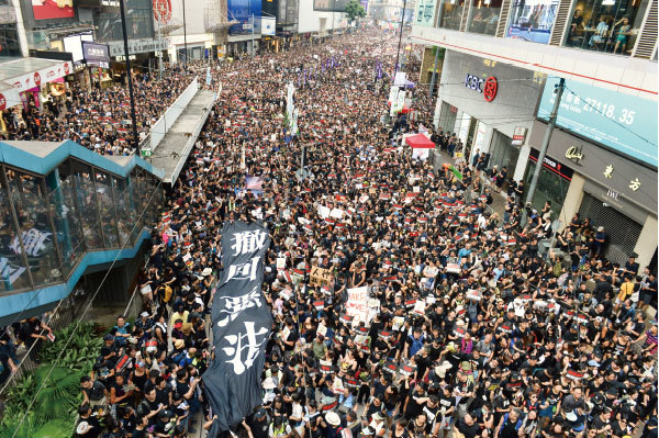香港特首林鄭月娥15日宣布暫緩修訂《逃犯條例》後，民主派議員表明不接受，16日再發起遊行，逾百萬人參與，人數空前。（宋碧龍／大紀元）