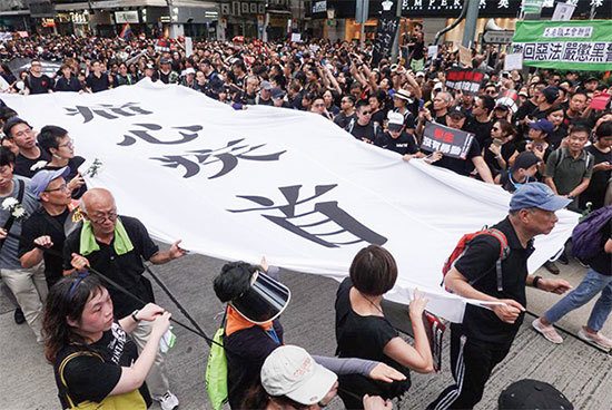 主橫幅「痛心疾首」經過灣仔軒尼詩道和莊士敦道交界。（余鋼／大紀元）