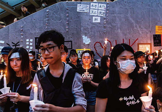 夜幕降臨，抗議人群仍未散去，依然聲勢浩大，繼續要求撤回惡法，並悼念6月15日在金鐘太古廣場反送中、疑因情緒激動發生意外墜下的男子。（Getty Images）