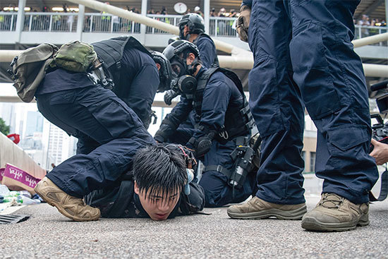 2019年6月12日，香港「反送中」示威衝突升高，警方暴力抓人。（Getty Images）