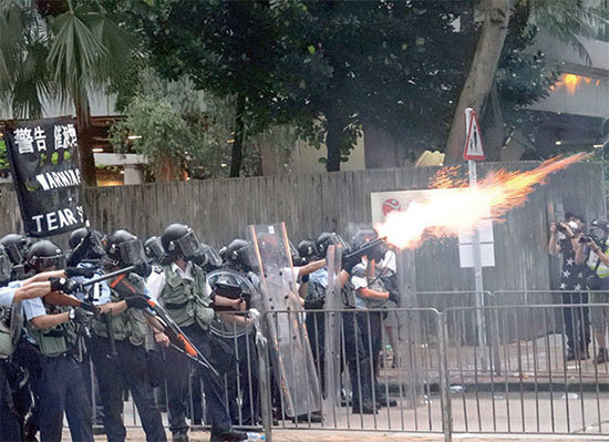 2019年6月12日，香港警方在海富巴士總站施放催淚彈。（李逸／大紀元）