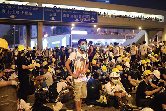 6月12日晚間，示威人士仍然駐留在街上抗議港府執意修例。（AFP）