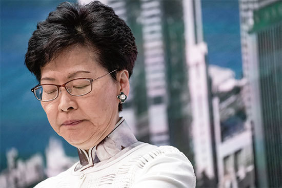 香港行政長官林鄭月娥15日在記者招待會上發表講話，宣布將擱置允許把犯罪嫌疑人引渡至中國的法案。（Getty Images）
