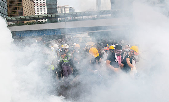 香港警方向手無寸鐵和平示威的民眾發射催淚彈，逾70人受傷。（Getty Images）