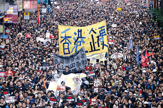 香港人口約740萬人，6月16日卻有近200萬人（約27％）走上街頭反抗送中條例，突顯深受北京影響的香港政府與人民間日益嚴重的裂痕。（宋碧龍／大紀元）