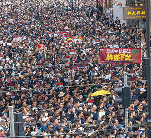 林鄭月娥在香港強推「逃犯條例」，把平靜的香港攪得一刻也不得安寧。圖為6月16日200萬港人上街，要求撤回修訂草案及特首林鄭月娥下臺。（李逸／大紀元）