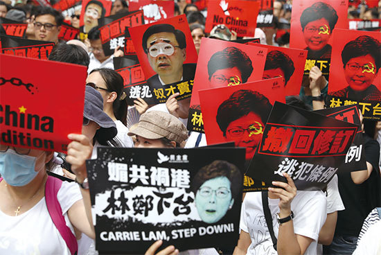 香港一個禮拜之內兩次逾百萬人上街抗議，對於一個700萬人口的城市來說，林鄭月娥已人心盡失。而香港目前的亂局，確實背後有一隻黑手在操控。（AFP）