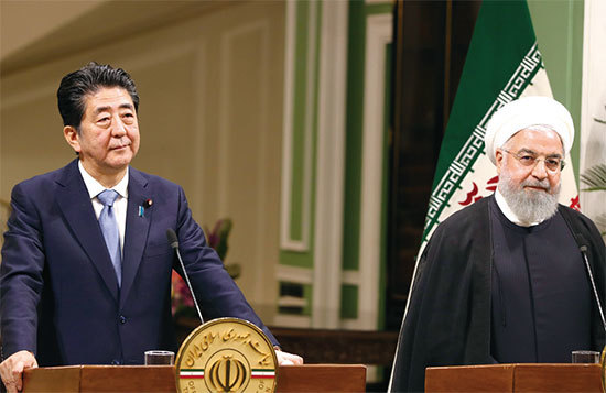 6月12日，日本首相安倍晉三（左）與伊朗最高領袖哈梅內伊（右）會談，6月13日卻發生日本油船遇襲，引來各種猜測。（AFP）