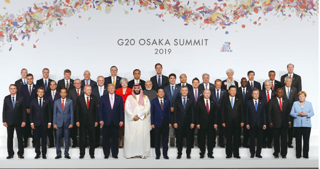 6月28日，G20峰會開幕前的合影出現反常一幕，特朗普（左五）和習近平（右四）臨時改變了站位。（Getty Images）