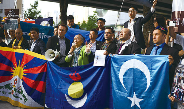 習近平6月27日抵達日本大阪當天，新疆代表率先遊行抗議，向各國領袖提出督促中共廢除新疆集中營、停止種族清洗等訴求。（AFP）