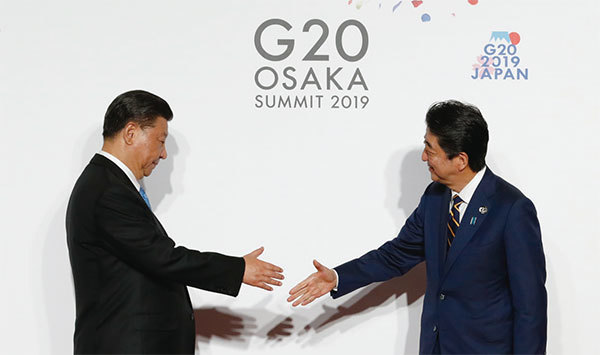 隨著中美對立升級，中方加速「拉攏日本」。日本外交官員稱，每當面臨困境，中共就來「利用」日本。圖為日本首相安倍晉三在G20峰會期間會見習近平。（Getty Images）