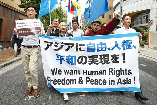 6月27日晚安倍晉三與習近平會面，提及香港和新疆維吾爾族等人權問題，並強調人權是普世價值。圖為G20峰會期間，維族團體在大阪示威遊行抗議中共人權迫害。（Getty Images）