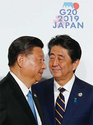G20峰會東道主日本首相安倍晉三（右）6月27日公開向習近平提及香港問題，表達在「一國兩制」政策下保持自由和開放的香港繁榮是重要的。（Getty Images）