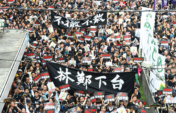 香港特首林鄭月娥6月15日宣布暫緩修訂《逃犯條例》後，民主派議員表明不接受，16日再發起遊行，共200萬人參與，人數空前。（宋碧龍／大紀元）