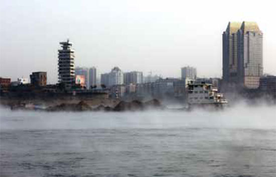 如果三峽大壩發生潰壩，三峽大壩下面的宜昌市（圖）居住的70萬人命就沒了。（AFP）